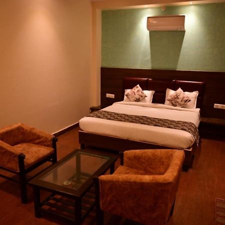 Hotel Gayatri Palace ラクナウ エクステリア 写真