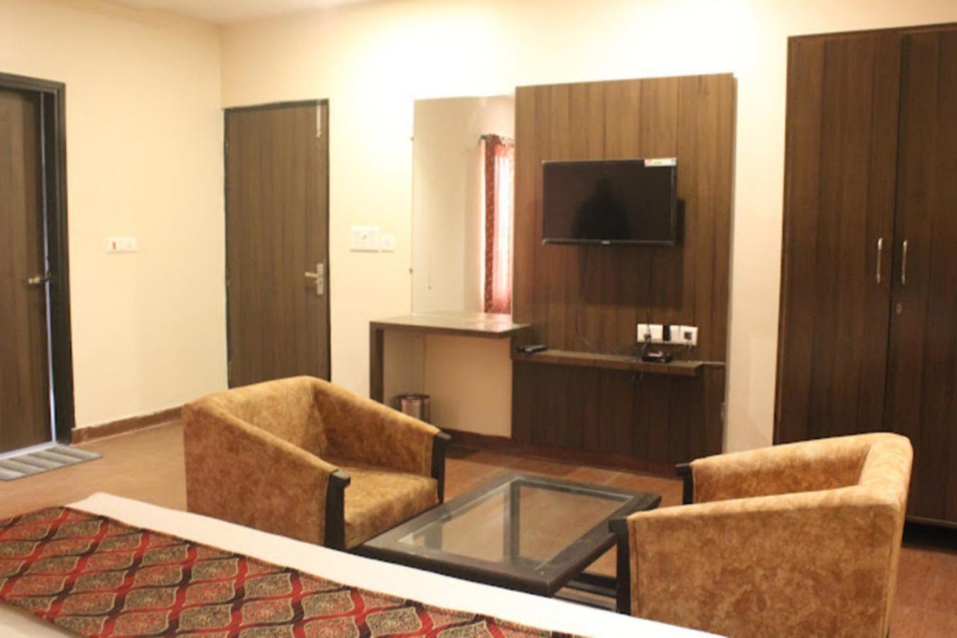 Hotel Gayatri Palace ラクナウ エクステリア 写真