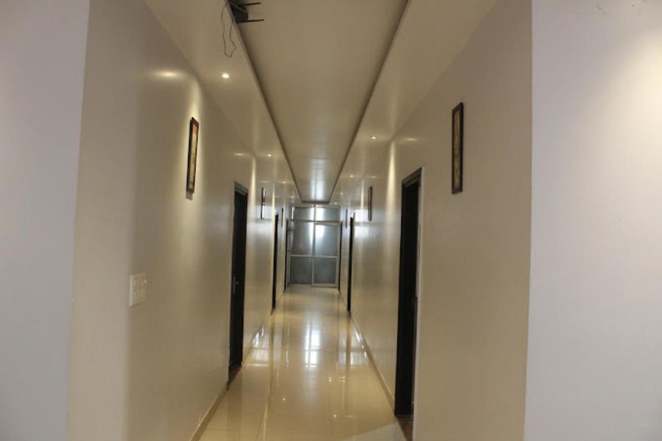 Hotel Gayatri Palace ラクナウ エクステリア 写真