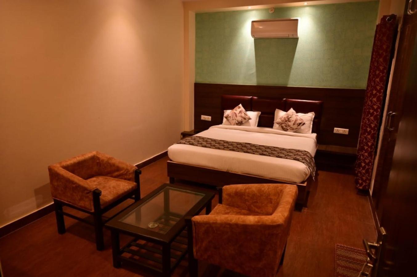 Hotel Gayatri Palace ラクナウ エクステリア 写真